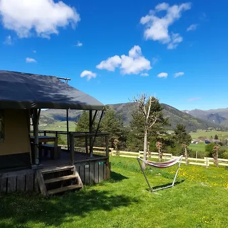 مكان تخييم Et Mobil Homes Dans La Montagne Au Les Sapins